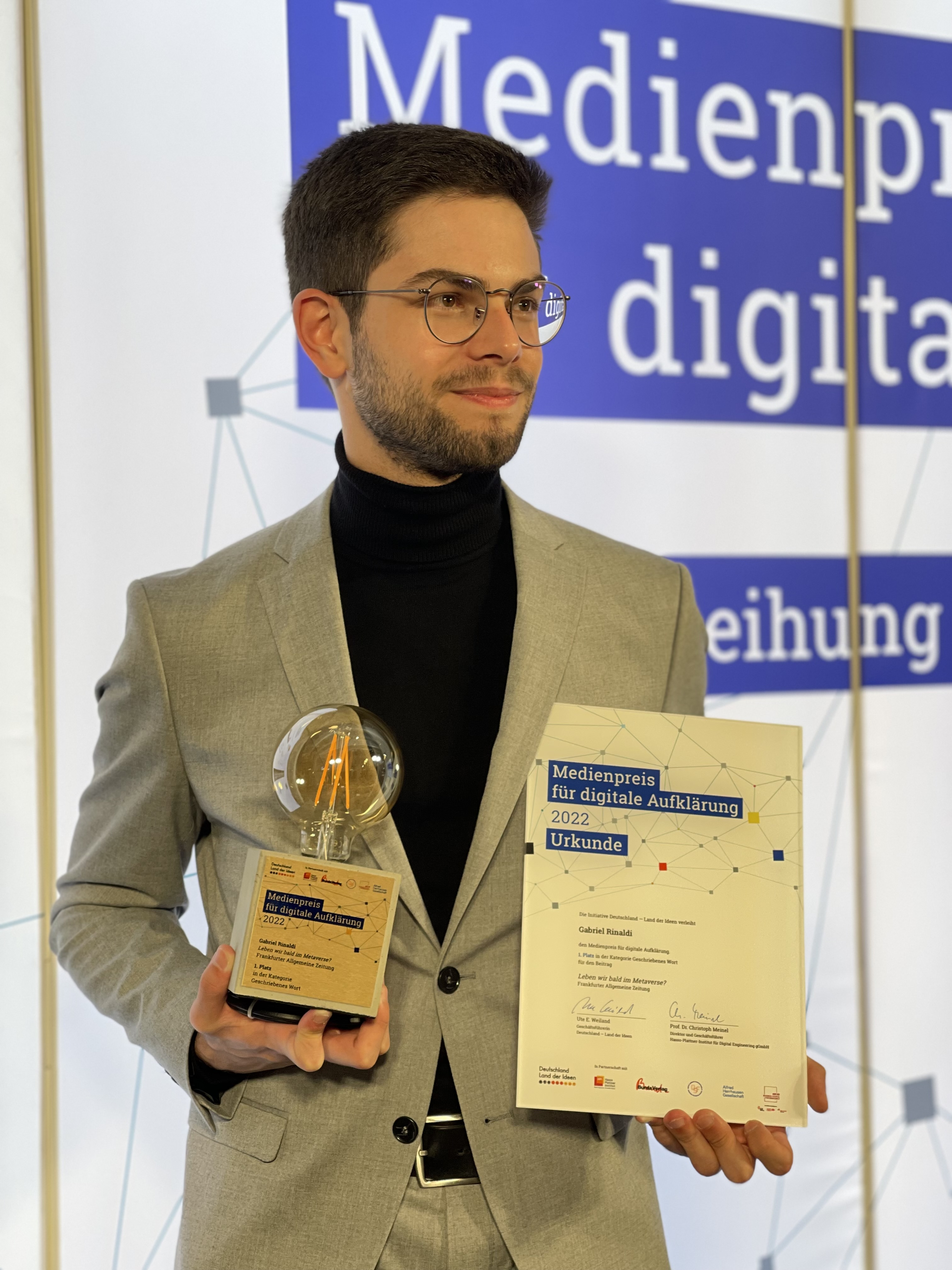 Gabriel Rinaldi ha ricevuto il “Media Award for Digital Enlightenment 2022” per il suo articolo sul metaverso nella Frankfurter Allgemeine Zeitung, fotografato da Larena Klöckner.