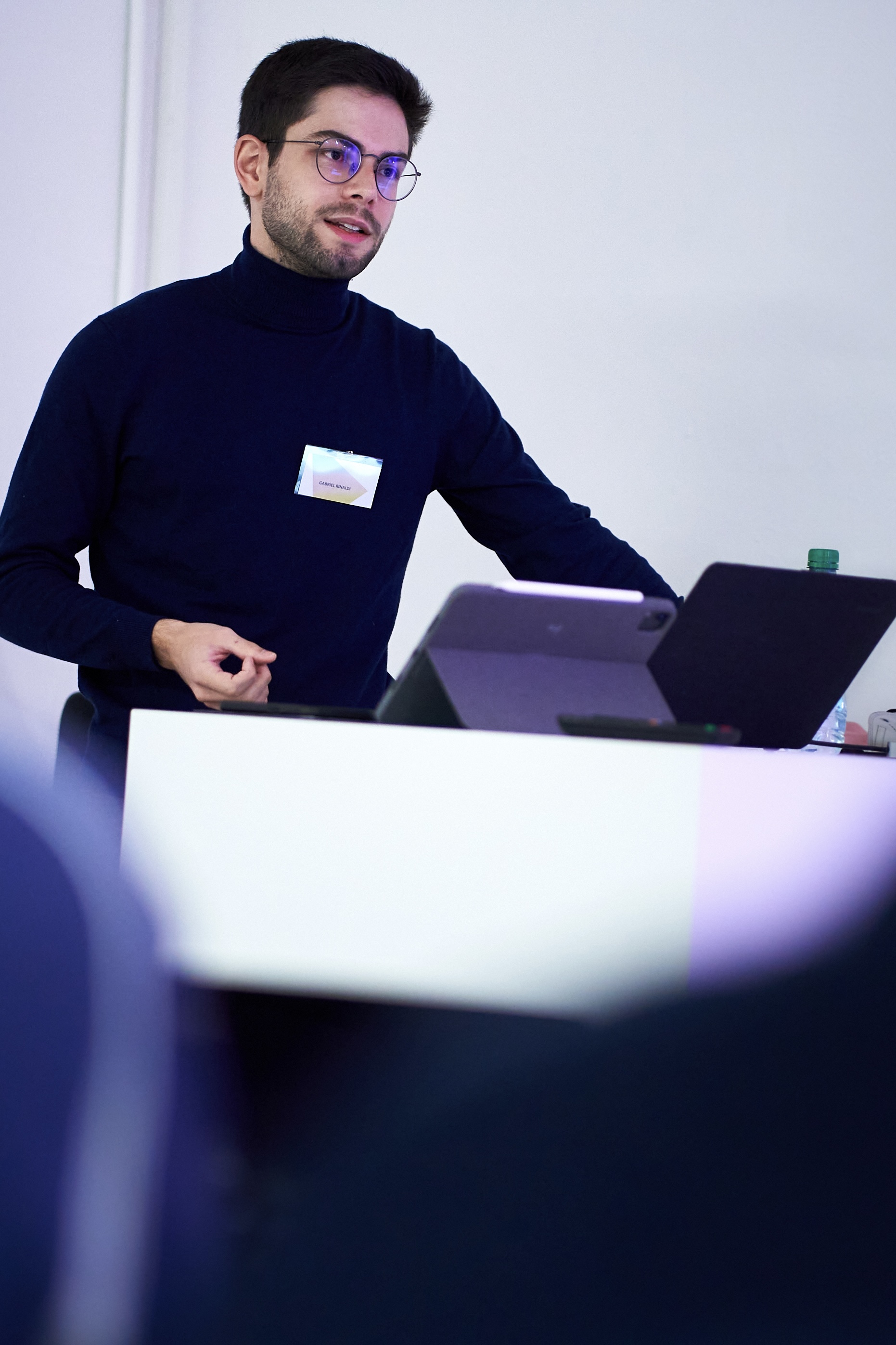 Gabriel Rinaldi gives a workshop on data journalism at the Youth Media Convention 2022 in Hamburg, photographed by Joscha F. Westerkamp